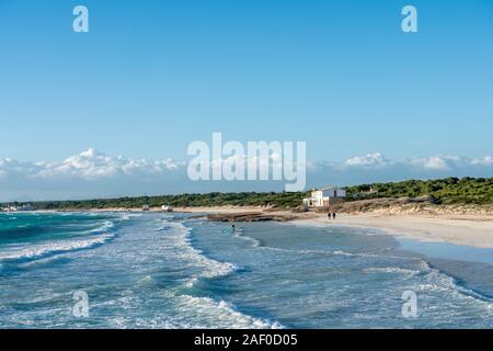 Ses Covetes, Campos. Mediterranean Beach auf Mallorca, an einem windigen Tag, Meer mit mehreren Wellen, und zwei Personen zu Fuß in den Sand. Stockfoto