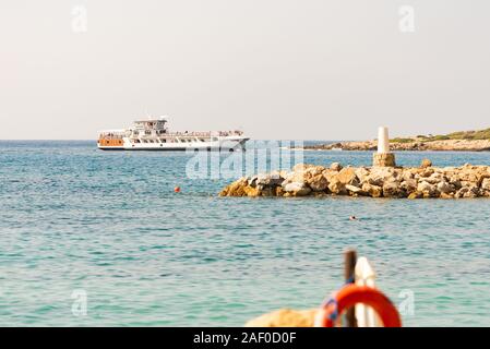 Pathos. Zypern. Im November 2019. Das Vergnügen. Das weiße Schiff mit Passagieren. Blick vom Ufer auf einem vorbeifahrenden Passagierschiff. Stockfoto