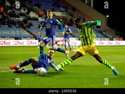 West Bromwich Albion Kyle Edwards (rechts) in Aktion während der Sky Bet Championship match bei der DW Stadium, Wigan. Stockfoto
