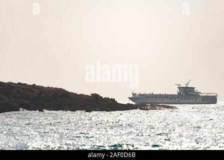 Pathos. Zypern. Im November 2019. Das Vergnügen. Das weiße Schiff mit Passagieren. Blick vom Ufer auf einem vorbeifahrenden Passagierschiff. Stockfoto