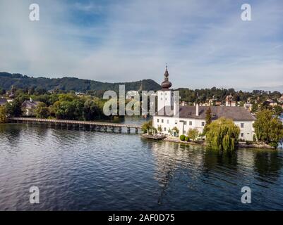 Malerischer Blick auf Gmunden Schloss Ort oder Schloss Orth am Traunsee in Gmunden Stadt. Schloss Ort ist eine österreichische Burg um das Jahr 1080 gegründet. Stockfoto