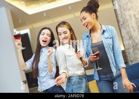 Eine Gruppe von Freunden, die party drinnen Spaß zusammen Stockfoto