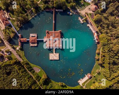 Luftaufnahme des berühmten See Heviz in Ungarn, und der größte Thermalsee der Welt zu Badewanne zur Verfügung. Outdoor reisen Hintergrund. Stockfoto