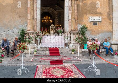 Menschen außerhalb der Heiligen Katharina von Alexandria Kirche in Taormina, Sizilien ruht. Historische Taormina ist ein wichtiges touristisches Ziel in Sizilien. Stockfoto