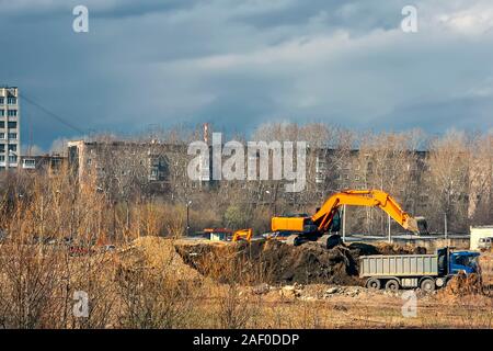 Bagger Maschine während der erdbewegung arbeitet im Freien an der Baustelle. Stockfoto