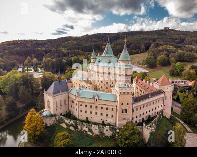 Luftaufnahme von Bojnice mittelalterlichen Burg, UNESCO-Kulturerbe in der Slowakei. Romantisches Schloss mit Farben des Herbstes mit der Gotik und der Renaissance Element umgeben Stockfoto