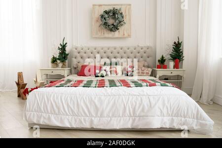 Vorderansicht des King size Bett für Weihnachten dekoriert. Stockfoto