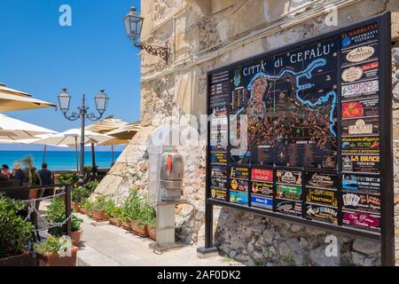 Die Beachfront in Cefalù, Sizilien. Historische Cefalù ist ein wichtiges touristisches Ziel in Sizilien. Stockfoto