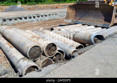 Bagger Maschine während der erdbewegung arbeitet im Freien an der Baustelle. Stockfoto