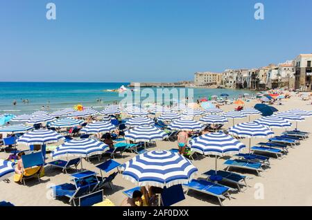 Die Beachfront in Cefalù, Sizilien. Historische Cefalù ist ein wichtiges touristisches Ziel in Sizilien. Stockfoto