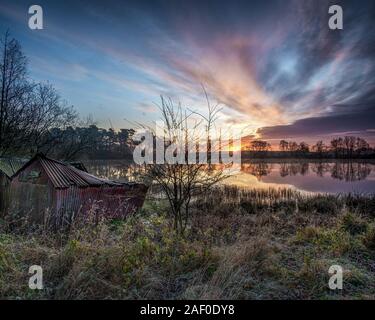 Kurz vor Sonnenaufgang am alten Bootshaus an Alloch in der Nähe von Milton der Campsie, Schottland Stockfoto