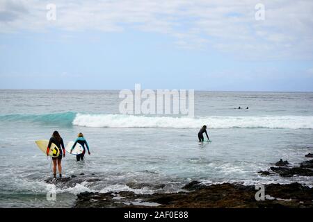 Surfer, Surfbrett. Mit Blick auf das Meer. Zu surfen. Stockfoto