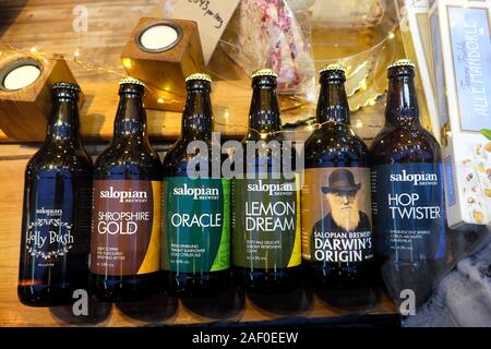 Auswahl der Salopian Brauerei Bier und Ale in der Flasche in einem Schaufenster Anzeige in Shrewsbury, Shropshire England UK KATHY DEWITT Stockfoto