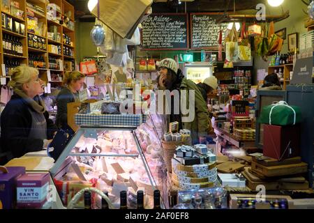 Innenansicht der Appleyards Anzeige der traditionellen Fine Foods Food Store auf Wyle Cop im Zentrum der Stadt Shrewsbury, Shropshire England UK KATHY DEWITT Stockfoto