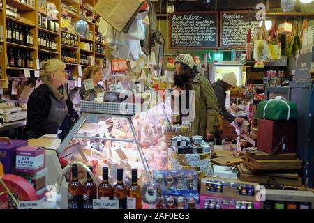 Innenansicht der Appleyards Anzeige der traditionellen Fine Foods Food Store auf Wyle Cop im Zentrum der Stadt Shrewsbury, Shropshire England UK KATHY DEWITT Stockfoto