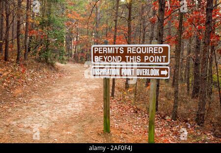 Trail sign Kommunikation, die zulässt, dass die in diesem Abschnitt der North Georgia Appalachian Berge an Tallulah Gorge State Park erforderlich sind. Stockfoto