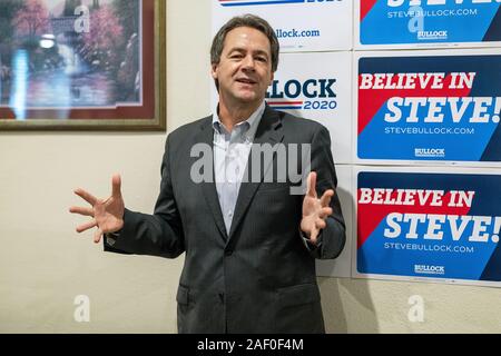 Fairfield, Iowa, USA. 18. November 2019. Montana Gouverneur und Präsidentschaftskandidat Steve Farren besucht das Riverside Restaurant in Fairfie Stockfoto