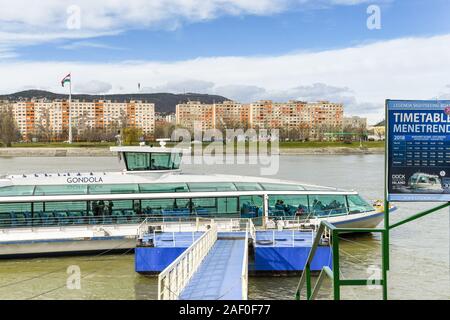 BUDAPEST, Ungarn - März 2018: River Cruise Boot neben einem Steg auf der Donau in Budapest günstig. Stockfoto