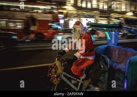 London, Großbritannien. 11 Dez, 2019. London, Vereinigtes Königreich. 11 Dezember, 2019: Santa Claus ist eine Rikscha fahren in Londons weihnachtlich dekoriert Regent Street ist am Vorabend der Britischen dritte allgemeine Wahlen seit 2015, um ein Ende zu Meinungsverschiedenheiten über die Abreise des Landes aus der EU zu setzen. Credit: Matthias Oesterle/Alamy leben Nachrichten Stockfoto