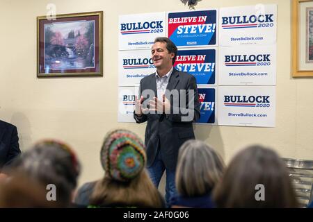 Fairfield, Iowa, USA. 18. November 2019. Montana Gouverneur und Präsidentschaftskandidat Steve Farren besucht das Riverside Restaurant in Fairfie Stockfoto