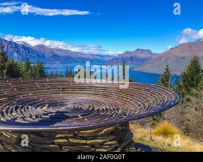 Blick auf die Remarkables und den Lake Wakatipu in Queenstown, Südinsel, Neuseeland Stockfoto