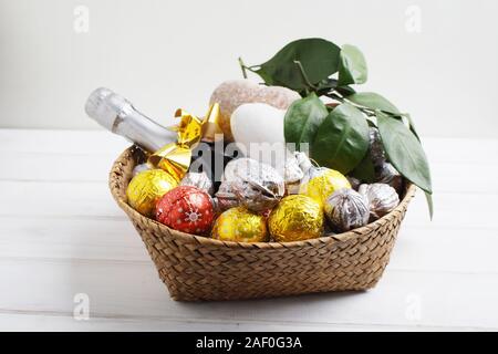 Weihnachten Geschenk Korb mit Pralinen, Nüsse, Lebkuchen, Mandarinen, und eine Flasche Champagner Stockfoto