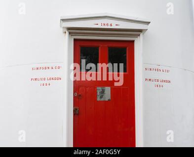 Ältester noch betriebsfähiger Leuchtturm NZ aus Gusseisen, weiß lackiert mit roter Tür. Erbaut 1864 eröffnet 1865. Solarbetrieben. Hauraki Golf, Auckland. Stockfoto