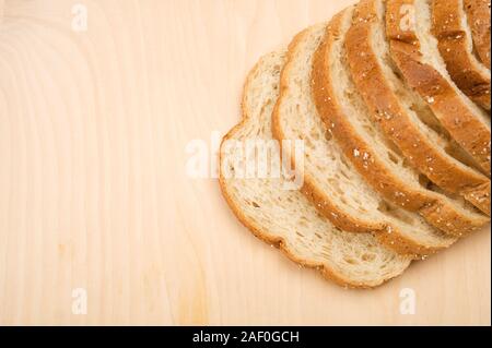 Scheiben Weißbrot auf Holz- Hintergrund. Stockfoto