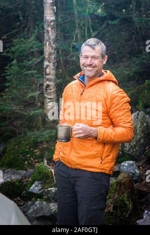 Man genießt einen Campingplatz Kaffee am Morgen Stockfoto