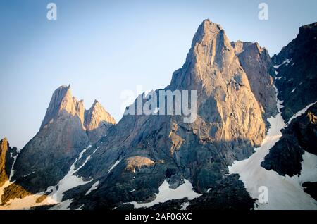 Großen Klippen mit alpenglühen scheint auf Sie Stockfoto