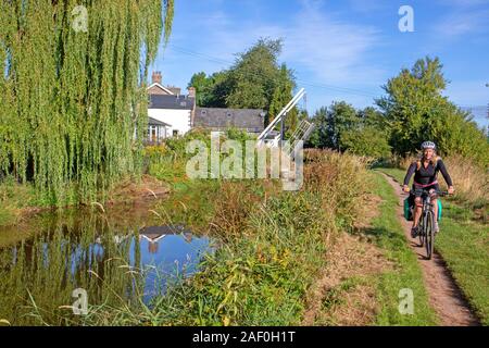 Radfahren entlang der Monmouthshire und Brecon Canal Stockfoto