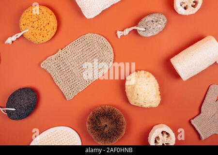 Verschiedene Arten von Null Abfall Schwämme für die Körperpflege. Konzept der umweltfreundliche Verbrauchsmaterialien für Self-care. Flach Stil. Stockfoto