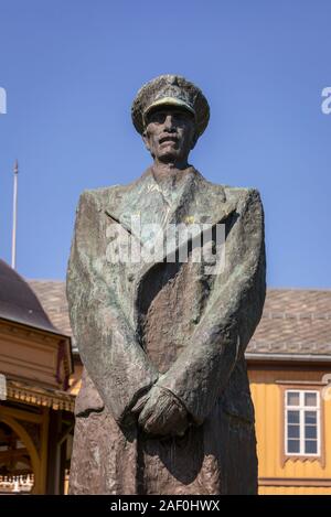 TROMSØ, Troms, Norwegen - Statue von Haakon VII, der König von Norwegen 1905 - 1957. Stockfoto