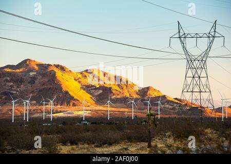 Bestandteil der Tehachapi Pass Wind farm, das erste groß angelegte Wind Farmgebiet bei Sonnenuntergang in den USA, California, USA, entwickelt. Stockfoto