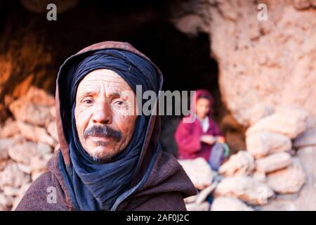 Eine Höhle als abendliche Unterstand für Ziegen und Schafe im Atlasgebirge von Marokko, Nordafrika mit der Berber Schäfer und seinem Sohn. Stockfoto