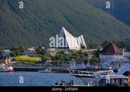 TROMSØ, NORWEGEN - Tromsdalen Kirche, oder Arktische Kathedrale, eine moderne Beton und Metal Church, Architekt Jan Inge Hovig. Stockfoto