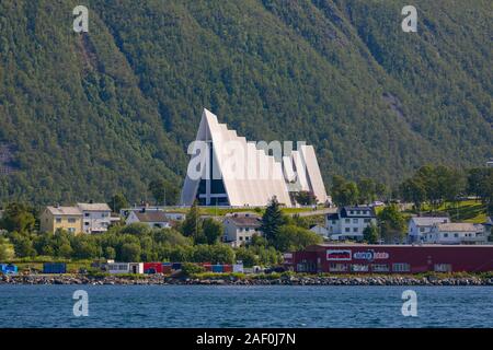 TROMSØ, NORWEGEN - Tromsdalen Kirche, oder Arktische Kathedrale, eine moderne Beton und Metall Kirche in der Nähe der Waterfront, Architekt Jan Inge Hovig. Stockfoto