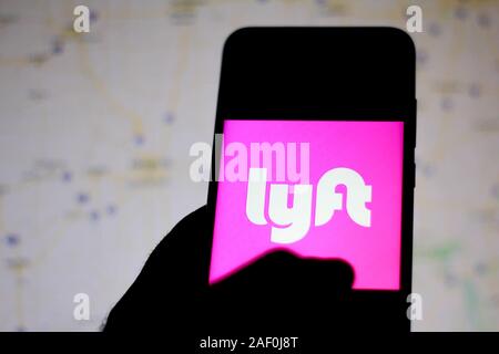 Brasilien. 11 Dez, 2019. In diesem Foto Illustration der Lyft Logo wird auf dem Smartphone angezeigt. Credit: Rafael Henrique/SOPA Images/ZUMA Draht/Alamy leben Nachrichten Stockfoto