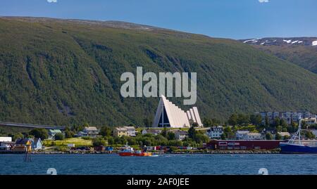 TROMSØ, NORWEGEN - Tromsdalen Kirche, oder Arktische Kathedrale, eine moderne Beton und Metall Kirche in der Nähe der Waterfront, Architekt Jan Inge Hovig. Stockfoto