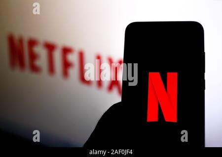 Brasilien. 11 Dez, 2019. In diesem Foto, Illustration die Netflix Logo wird auf dem Smartphone angezeigt. Credit: Rafael Henrique/SOPA Images/ZUMA Draht/Alamy leben Nachrichten Stockfoto