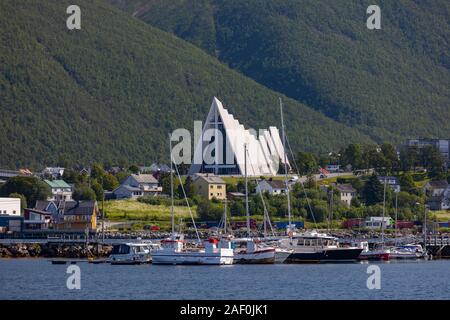 TROMSØ, NORWEGEN - Tromsdalen Kirche, oder Arktische Kathedrale, eine moderne Beton und Metall Kirche in der Nähe der Waterfront, Architekt Jan Inge Hovig. Stockfoto