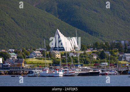 TROMSØ, NORWEGEN - Tromsdalen Kirche, oder Arktische Kathedrale, eine moderne Beton und Metall Kirche in der Nähe der Waterfront, Architekt Jan Inge Hovig. Stockfoto