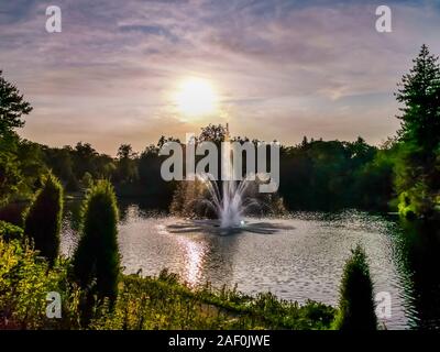 Das city park Berg en Bos in Apeldoorn, Niederlande, schöne Brunnen und bunten sonnigen Himmel Stockfoto