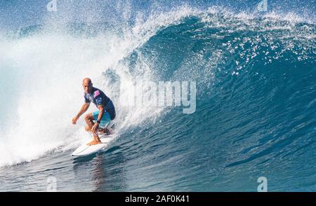 Haleiwa, HI, USA. 11 Dez, 2019. Kelly Slater Bild während der Hitze 8 in der Runde der letzten 32, wo er eine perfekte 10 Welle am Billabong Pipe Masters 2019-Turnier in Erinnerung an Andy Eisen an die Banzai Pipeline in Haleiwa, HI am 11 Dezember, 2019 gesurft. Credit: Erik Kabik Fotografie/Medien Punch/Alamy leben Nachrichten Stockfoto