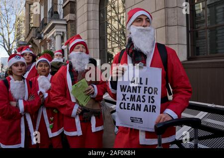 Aussterben Rebellion Aktivisten gekleidet wie Santa vor der Bundestagswahl vor Weihnachten Aktion von politischen Parteien gegen den Klimawandel zu fordern. c Stockfoto