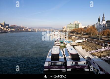 Donau touristische Kreuzfahrtschiffe vertäut am Ufer des Flusses, um einen Schädling handelt. Winter in Budapest, Ungarn. Dezember 2019 Stockfoto