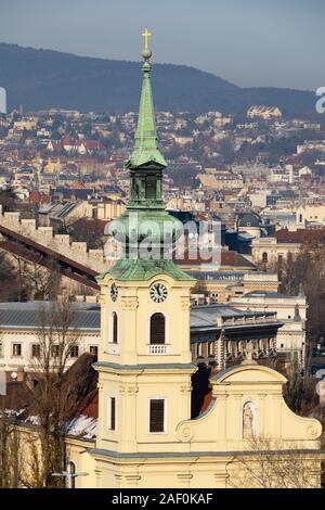 Taban Pfarrkirche, die dem Heiligen Katharina von Alexandria, Schädlingsbekämpfung gewidmet. Winter in Budapest, Ungarn. Dezember 2019 Stockfoto