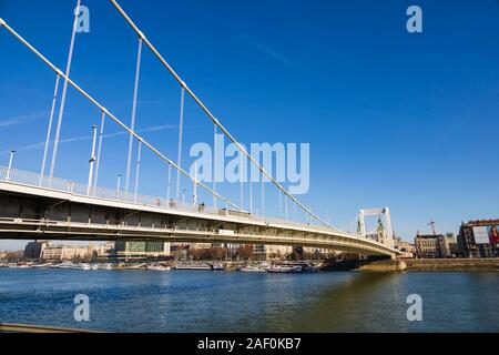 Die Elizabeth Bridge, Erzsebet Hid, aus Pest gesehen. Winter in Budapest, Ungarn. Dezember 2019 Stockfoto