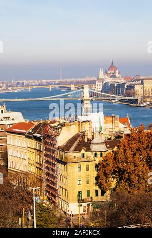 Mit Blick auf die Donau, auf die Kettenbrücke, Margaret Brücke und Parlamentsgebäude. Winter in Budapest, Ungarn. Dezember 2019 Stockfoto