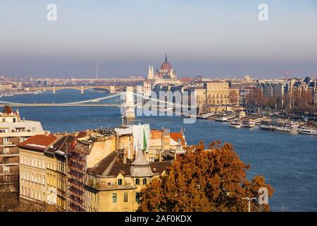 Blick auf die Donau, das Parlamentsgebäude und die Kettenbrücke. Winter in Budapest, Ungarn. Dezember 2019 Stockfoto
